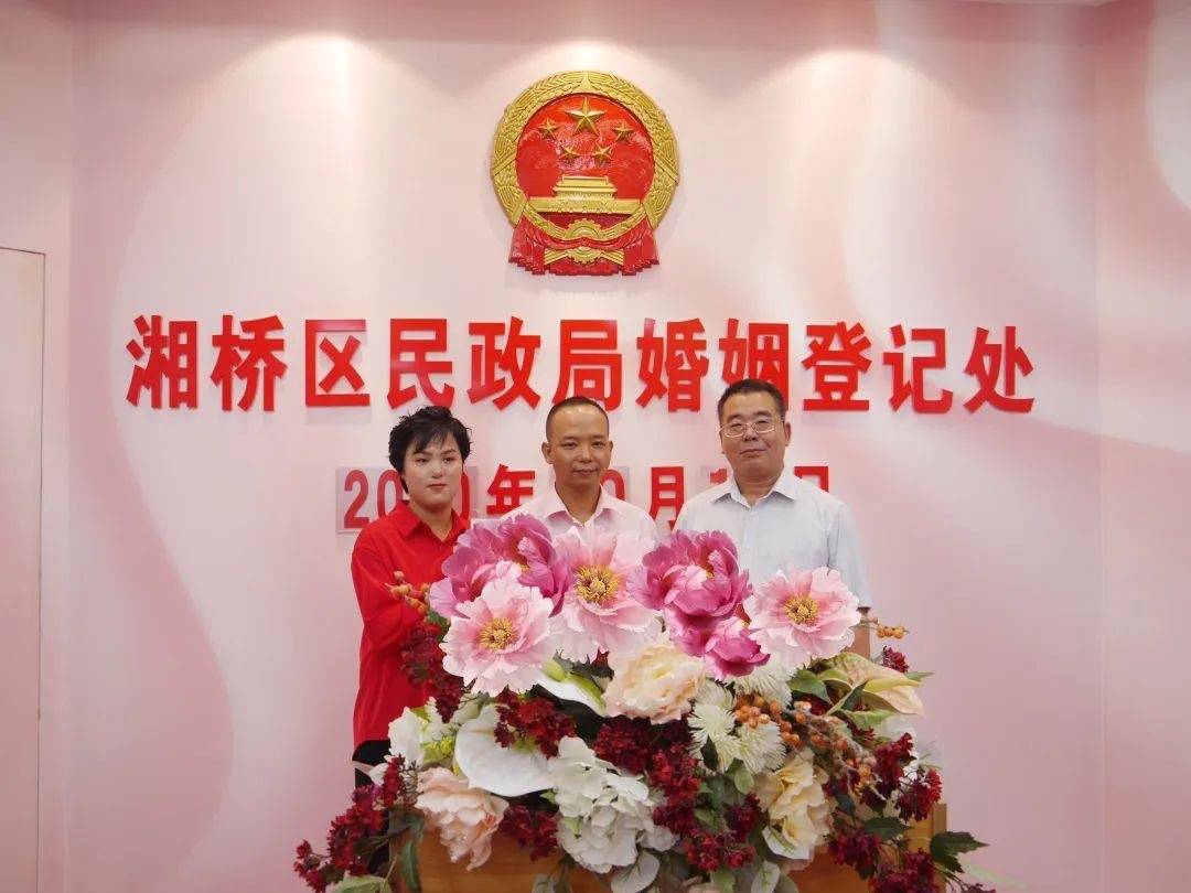 潮州市民政局副局长陈少鹏为两位新人颁发结婚证书