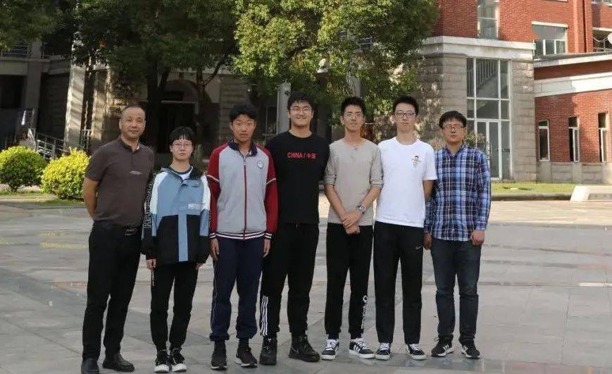 (教练),季佳旖,孔涵哲,张柏垄,钱正析,江逸群,庞晓峰(教练)竞赛教练