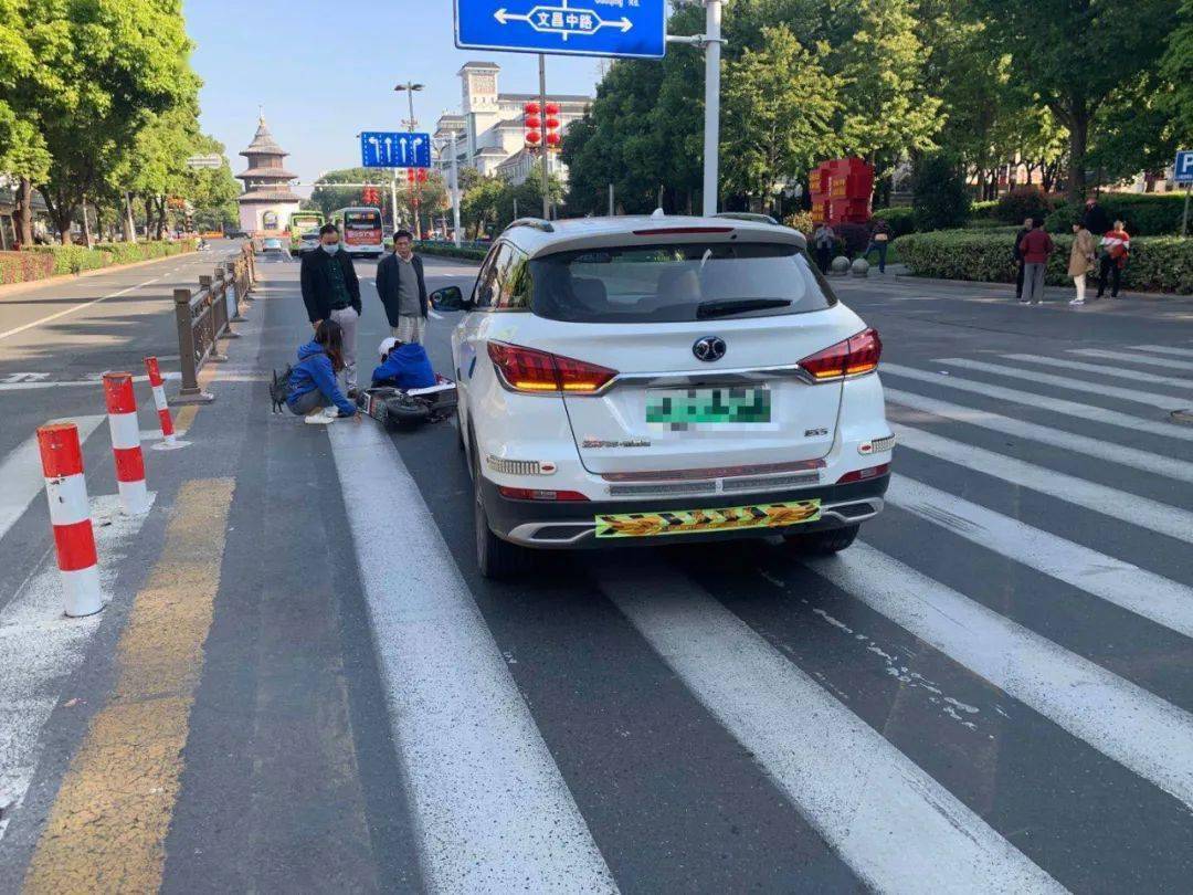 看到前方有多輛電動車要過馬路,揚州金店門前斑馬線時,機動車