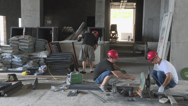 工人们正进行室内装修 整个工地施工井然有序 项目进展顺利