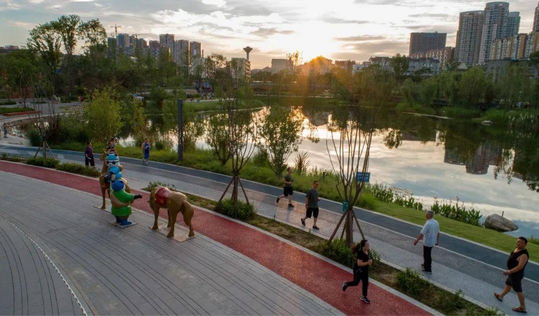 驛馬河公園/圖據見證龍泉驛東安湖體育公園包括主體育場,多功能體育館