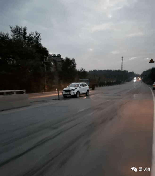 沙河今日发生2起车祸一大车撞上桥墩两车相撞牛奶洒落一地一片狼藉