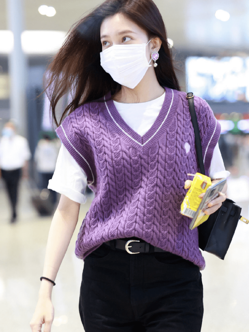 立马种草了这家紫色针织马甲看到宋妍霏的一组街拍图我在假期冲浪的