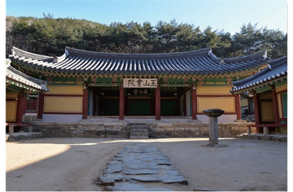 后来在玉山书院求仁堂内见到悬挂的院规,最后一条果然写着:"院书册及