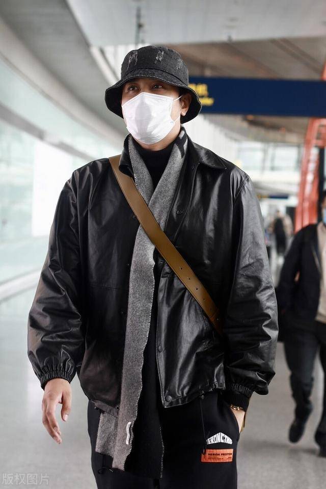 彭冠英黑色皮衣搭黑色运动裤现身机场,造型随意也不失硬朗帅气