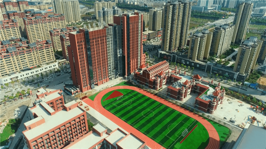 一个个小小的梦想在大山深处绽放一座座现代化学校拔地而起这是一个