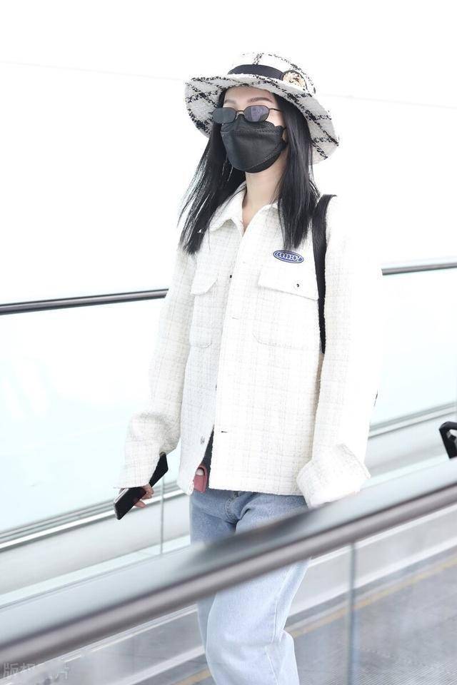 张韶涵穿白色外套搭牛仔裤现身机场,一袭穿搭简约百搭,是她风格_手机