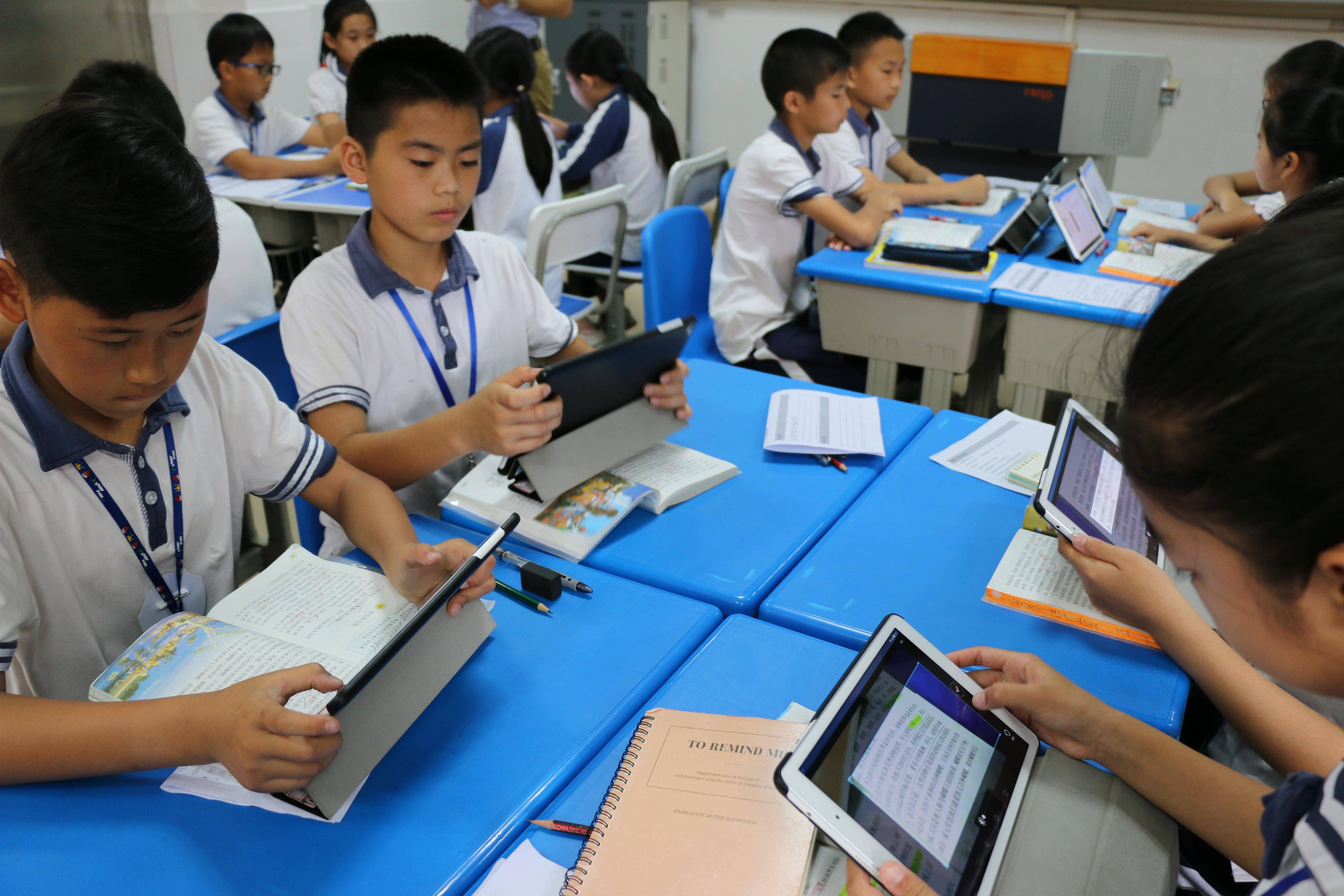 当时,科大讯飞正在金湾区推广智慧课堂教学系统,把一个班的智慧教室