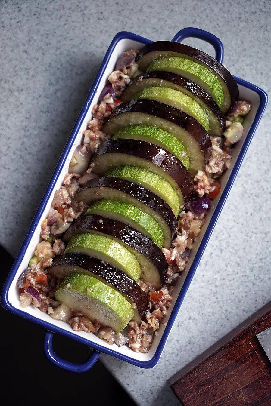 没有什么比这盘烤茄子和西葫芦配面包更棒了的