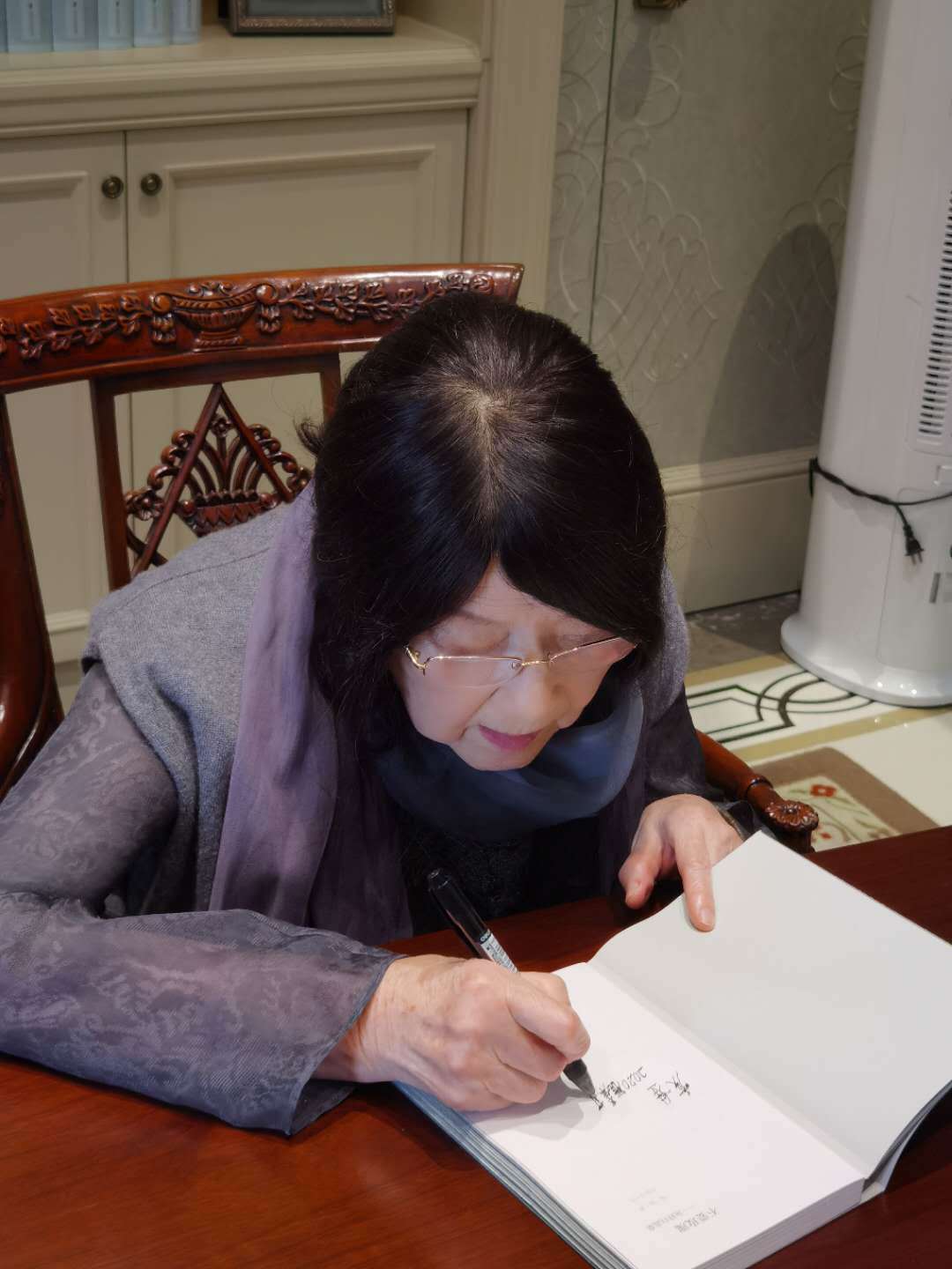 专访| 93岁诗人灰娃:灵魂看不见,但我想用笔写下来