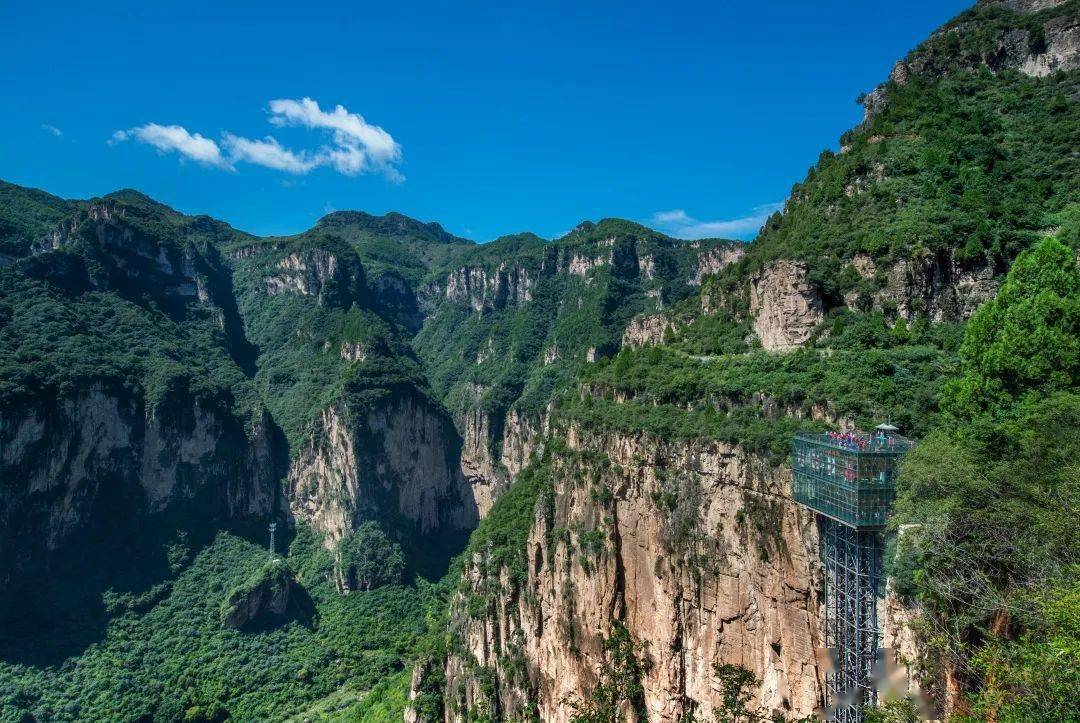 个个清新的早晨,然后任凭它们随着晨曦悄悄地飘落到千家万户的窗台上