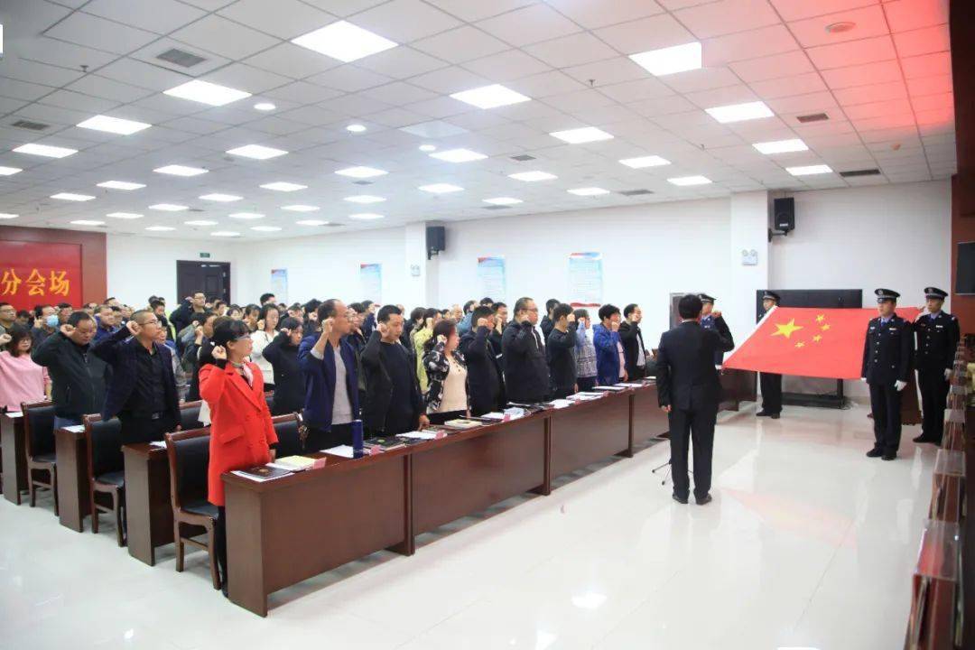 辉县法院任命一批陪审员颁发证书