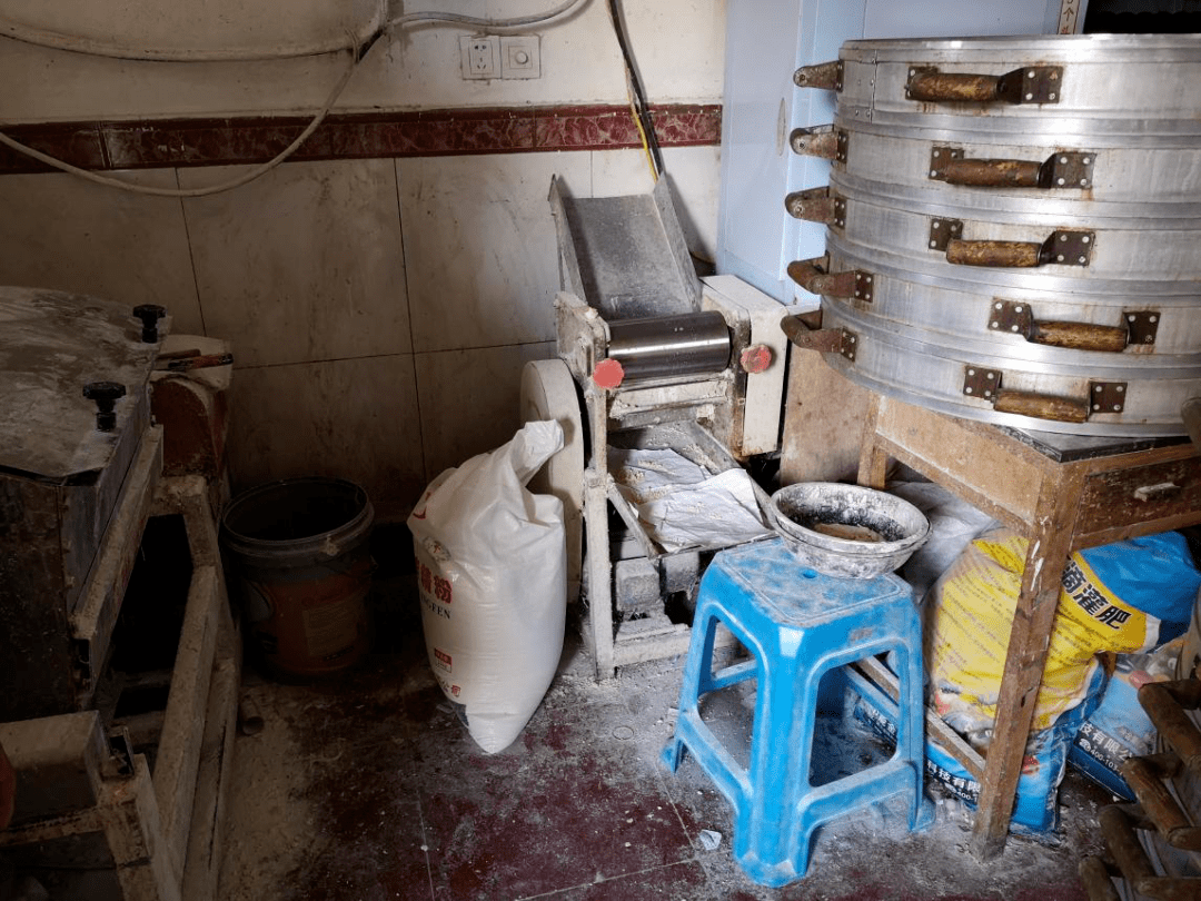 不能忍原料放地上环境脏乱差奉化这两家面食小作坊上黑榜