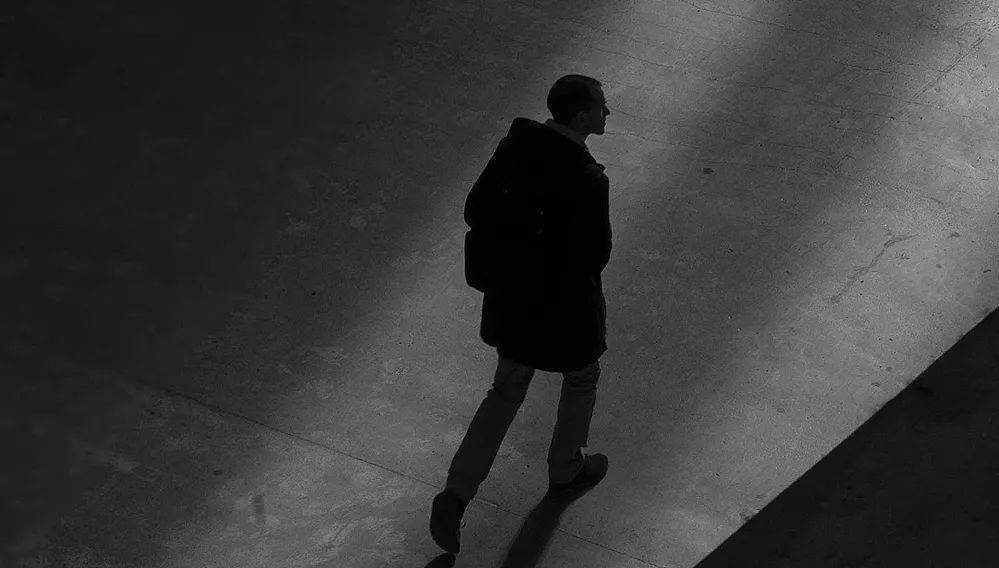 但总有一天你要向这个世界大声呐喊:我成功的走过了人生中灰暗的时光