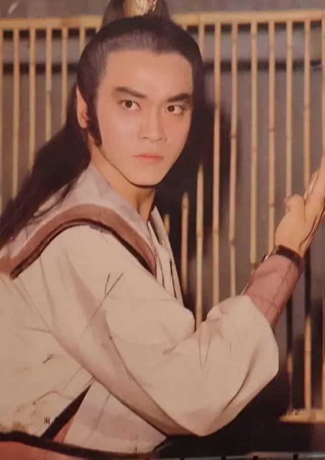 名副其实的剑眉星目——不得不说,年轻时的尔冬升,颜值高的简直不要不