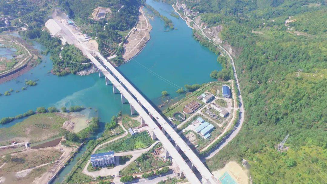 00 订阅 点击查看更多订阅内容> "你们来得太早,桥梁腹板还差一层面漆