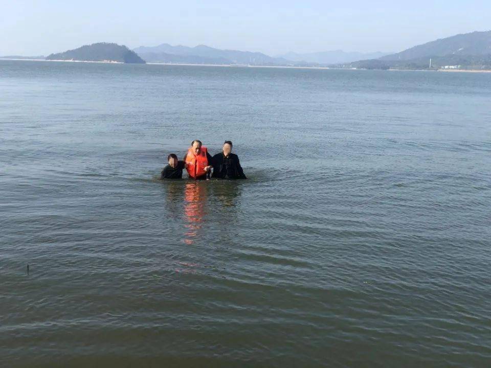 太傻了廬山市一男子因感情問題欲跳湖自殺幸好