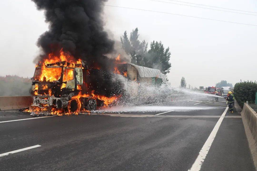 浓烟滚滚!木材货车高速自燃起火,平顶山消防火速扑救