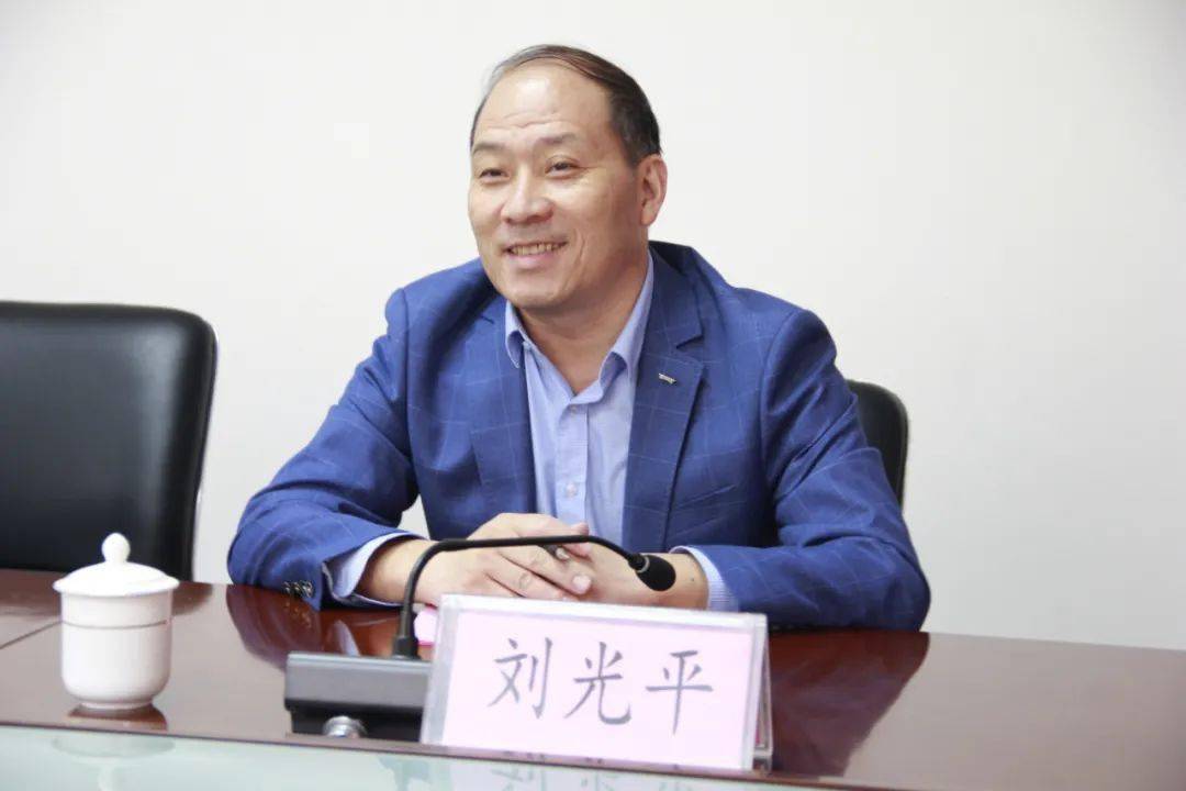 实验初中刘光平校长代表全校师生向爱心捐赠的青岛国风药业各位领导