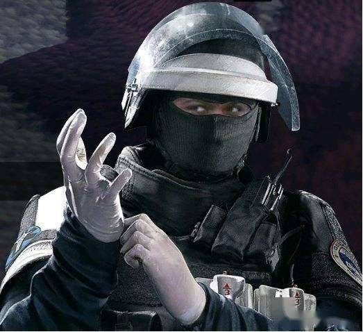 《彩虹六号》中,每个职业都有独特的技能,医生的技能是激素针,可以