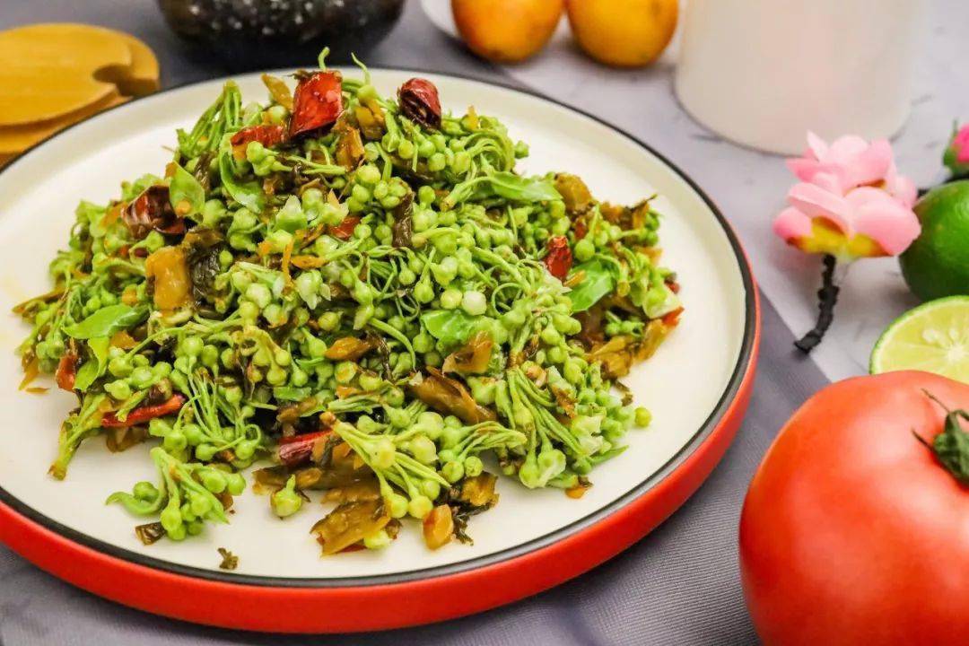 10石榴花炒韭菜火红热烈的石榴花做成菜真的太罕见了,要下功夫才能