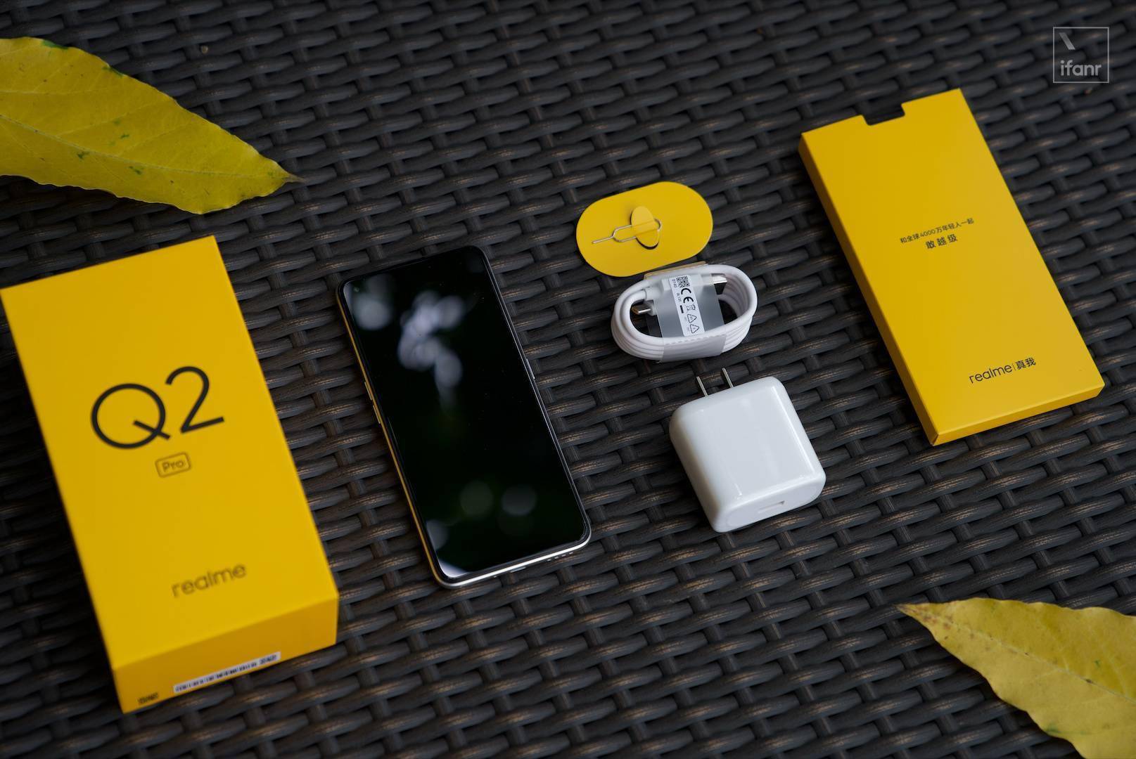 realme真我q2pro图赏谁说千元机不能拥有65w快充和素皮