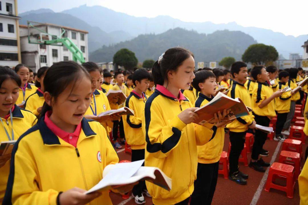 龙胜民族中学开展初一少先大队建队主题活动