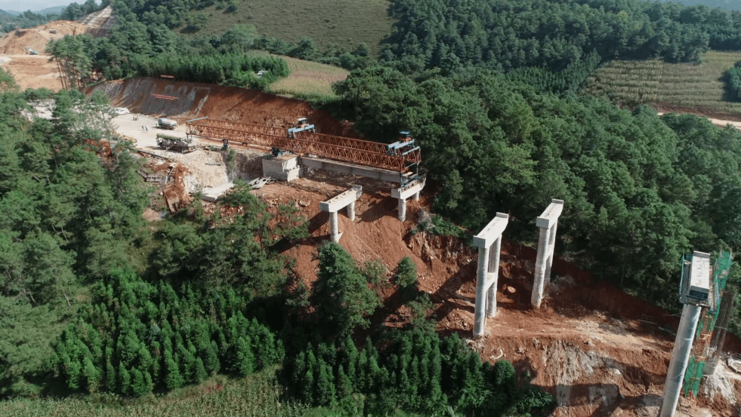 施链高速作为云南省能通全通重点项目,是《云南省中长期高速公路网