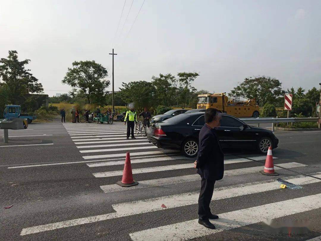 痛心!昨日丹陽發生一車禍,大貨車撞上了三輪車,站臺撞毀,一人