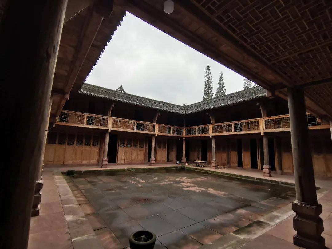 川西风格四合院将面临灾后被拆除的风险而这个四合院的布局结构是非常