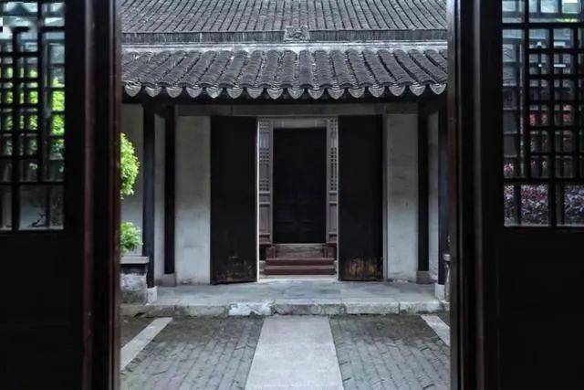 却有天井和院子,从山西的家族宅院,到徽派民居,从江南水乡的滨水居室