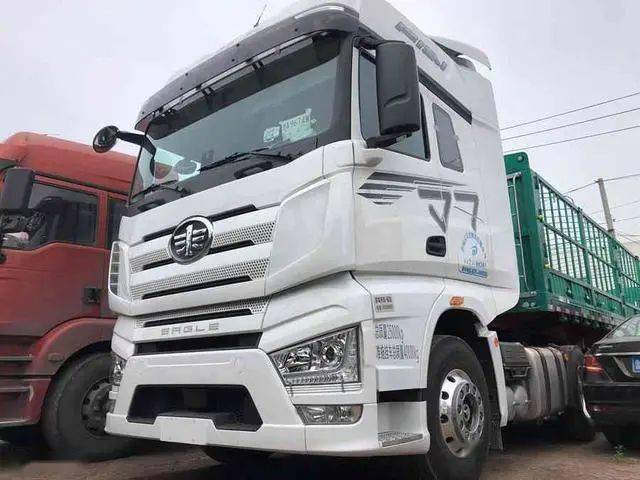 上路运行65万偶遇的解放j7配新国标锣响挂车车主属实豪横