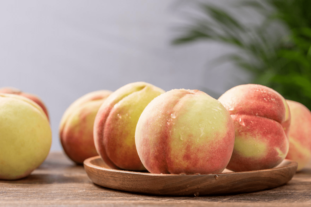 脆甜鲜嫩口口爆汁这颗寒露晚熟蜜桃很好吃