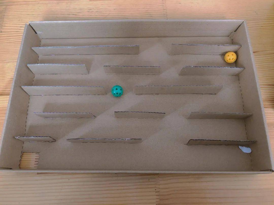 鞋盒,在有限的空间内开发了数字对对碰,小猫捕鱼,小球投掷机,小球迷宫