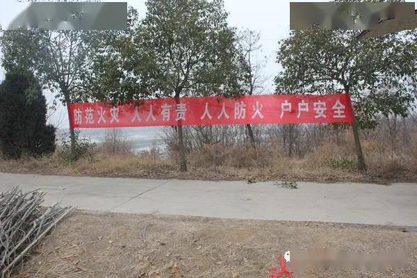 悬挂张贴消防宣传横幅,喷绘永久性消防墙体标语,"村村通"广播消防安全