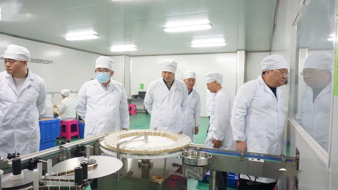 高伯瑞一行首先来到红河云百草药业有限公司,走进生产车间,通过实地