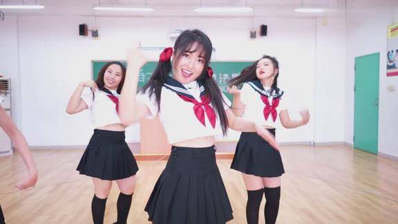 中学老师穿水手服教室跳舞