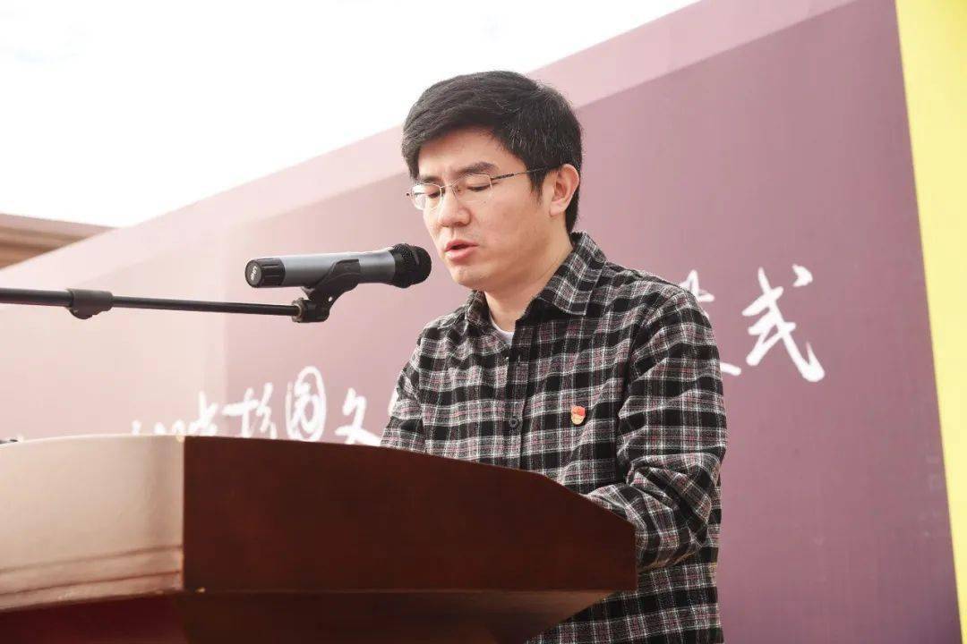 周建军老师宣读优秀裁判员评选方法△雷兆雨老师代表裁判员宣誓△周