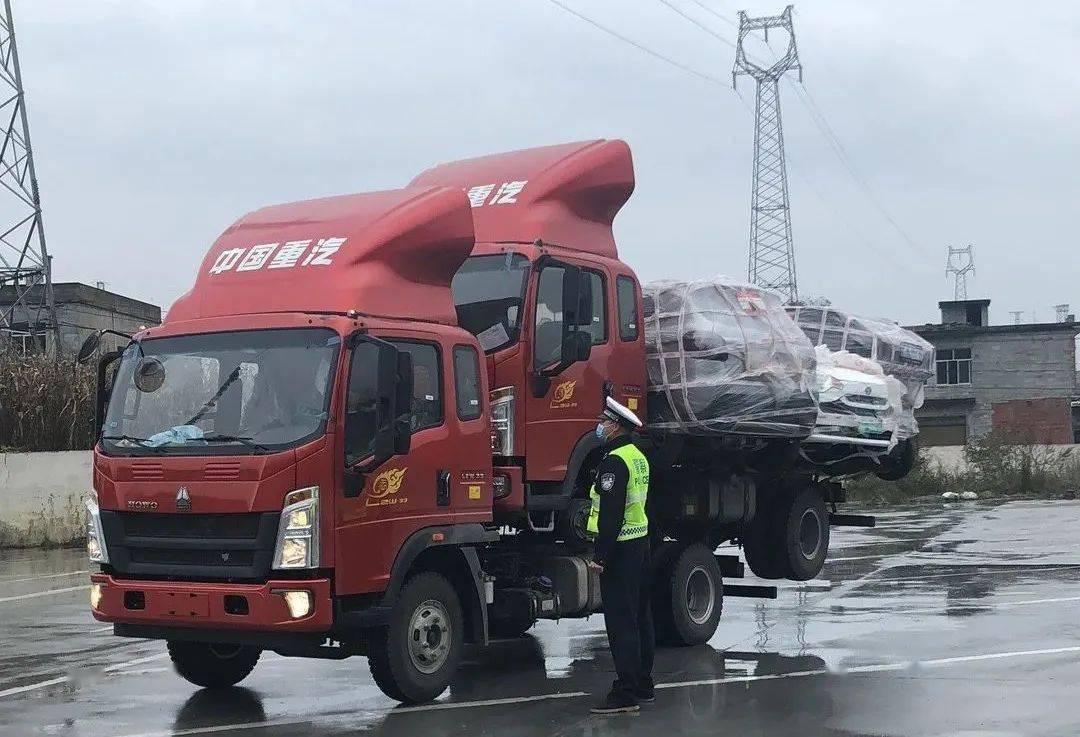 恩施州高速公路惊现"车背车.