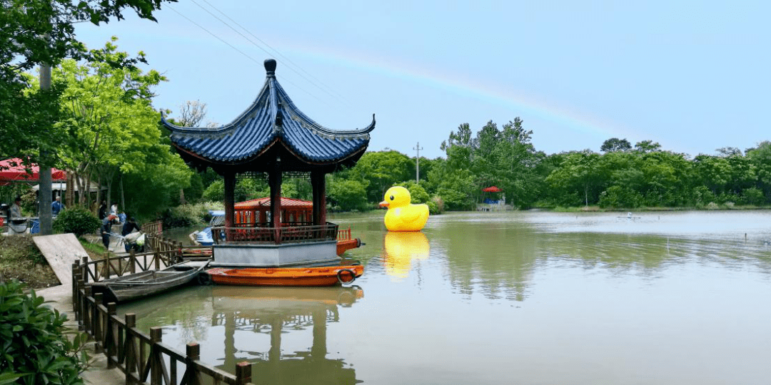 华丰村现有神龙湾森林小镇,卡森王庭世家,世海农家乐,铭杰农家乐等10