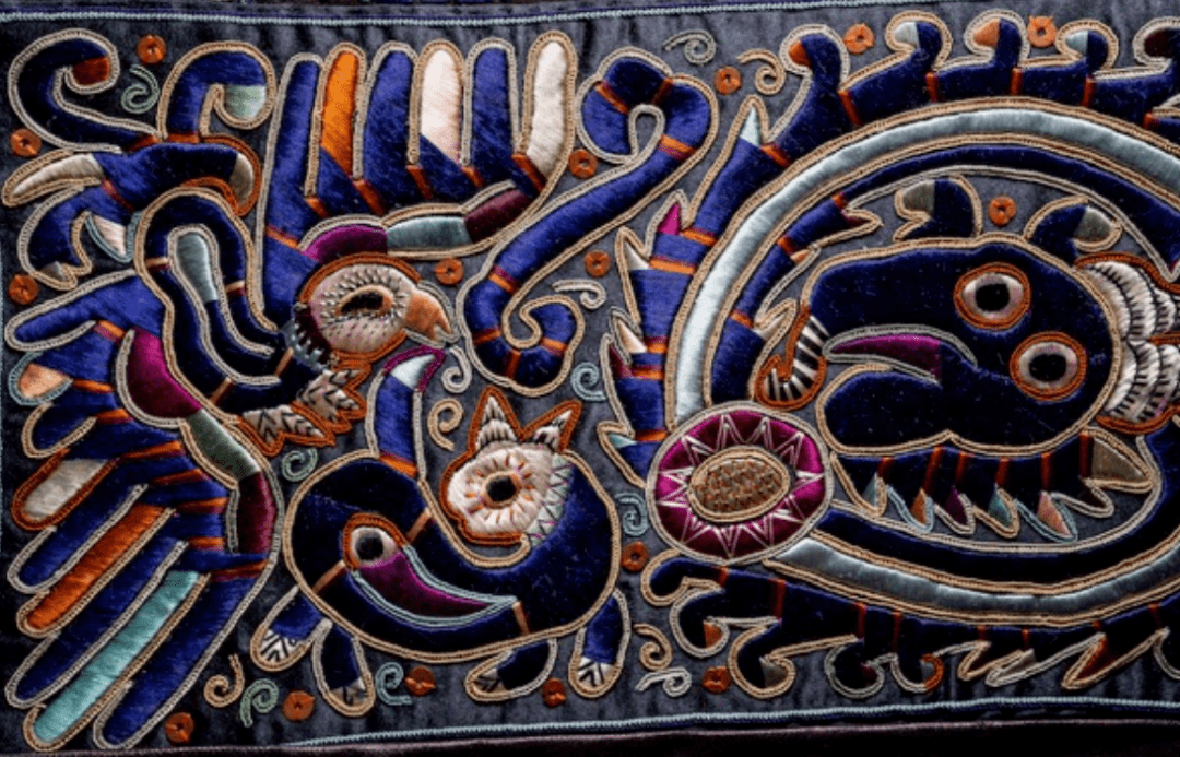 龙纹······图源 l 纪录片《守艺》没有绣谱,见山绣山,见水绣水