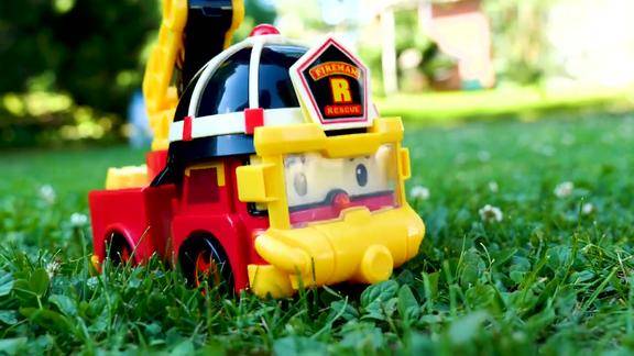 有趣的视频和儿童游戏佩帕猪和机器人车熄灭了火