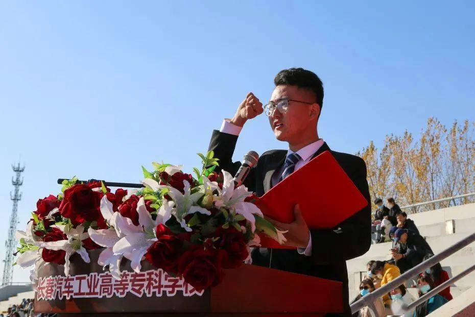 开学典礼caii65370部队石德泉上士代表承训教官发言,他首先