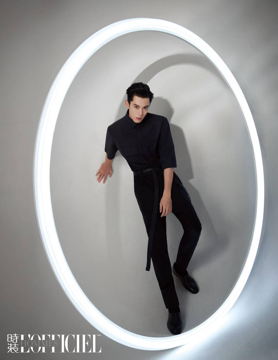 王鹤棣登《时装男士》封面 西装造型绅士沉稳