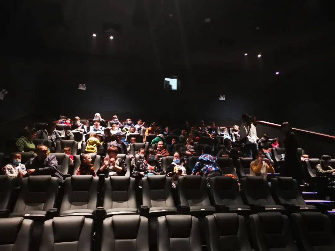 电影开场前,老师带领孩子们和家长熟悉了电影院的环境,观影前需做的
