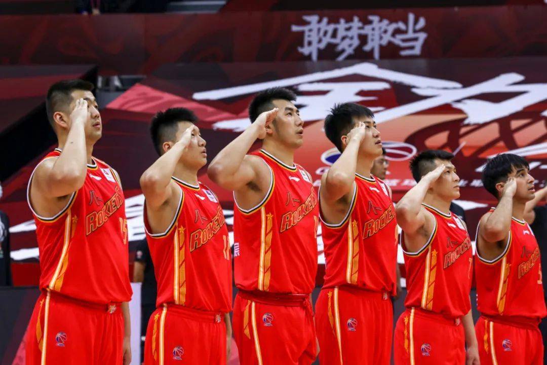 球员们的工资也水涨船高,而不再与富邦合作的八一队,队员们重新开始了