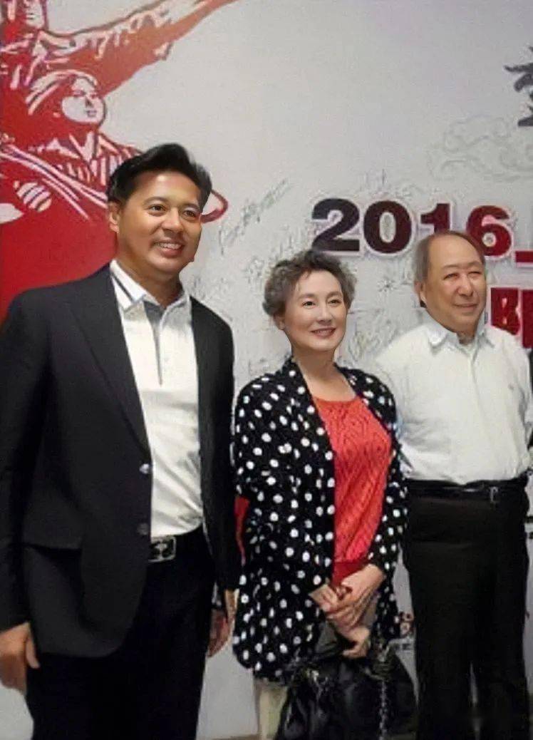 向梅老师的穿搭凸显时尚真是美了一辈子