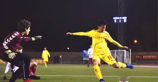 15岁踢上恒大一线队,他到底有多牛?_李星贤