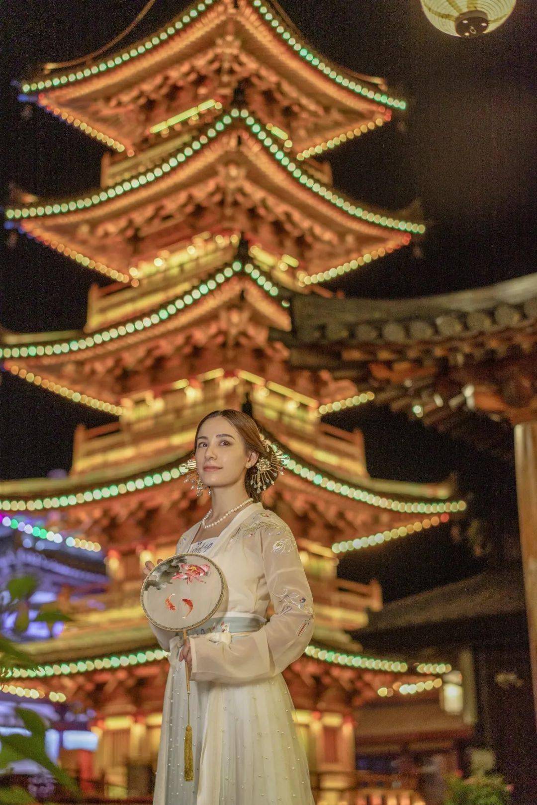 爷青回华东地区唯一取景地凭着一轮月亮拈花湾创意出圈