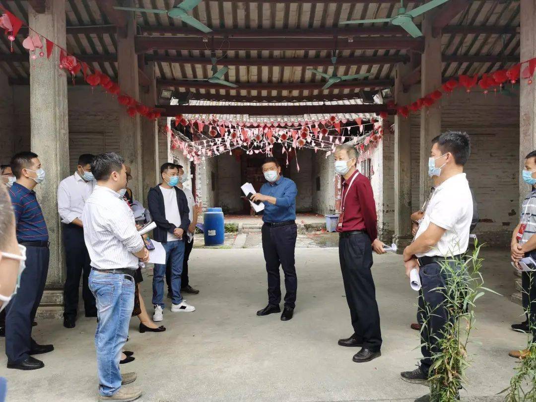 谭凯平指出,要整合各方面力量加快推进东风村旧村改造建设,全力推进